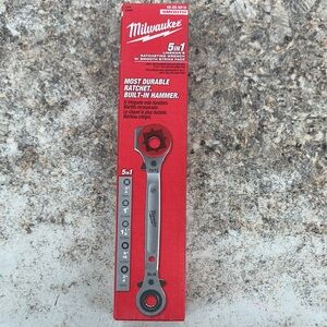 Milwaukee 5-in-1 Ratcheting Wrench with Built-In Hammer - Red